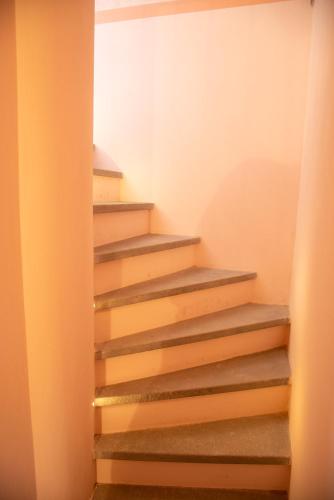 a stairway in a room with orange walls at La Beppa - Casa Vacanza in Pontremoli