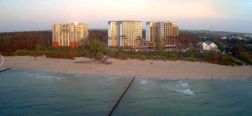 a view of a beach with buildings in the background at LUX Apartment KARINA in Dziwnówek