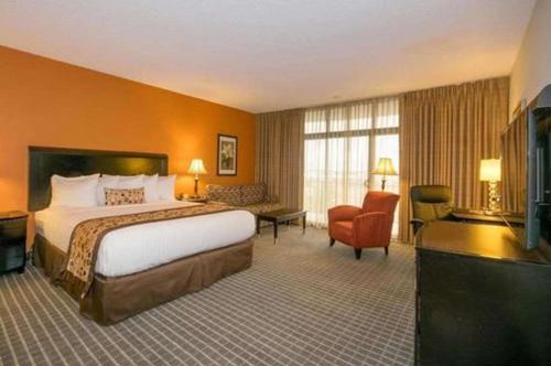 una camera d'albergo con letto e TV di Oakland Airport Executive Hotel a Oakland