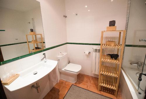 een badkamer met een wastafel, een toilet en een bad bij Hotel El Molino in Monreal del Campo