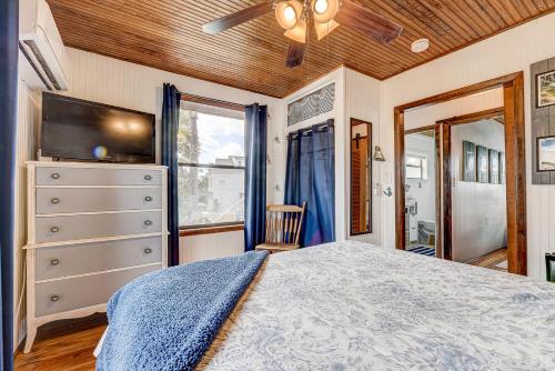 Postel nebo postele na pokoji v ubytování Atlantic Shores Getaway steps from Jax Beach Private House Pet Friendly Near to the Mayo Clinic - UNF - TPC Sawgrass - Convention Center - Shopping Malls - Under 3 Hours from DISNEY