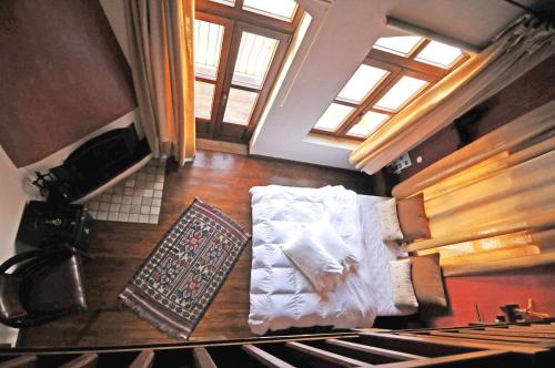ein Wohnzimmer mit Sofa und Klavier in der Unterkunft Mansion of Kerkini in Kerkíni