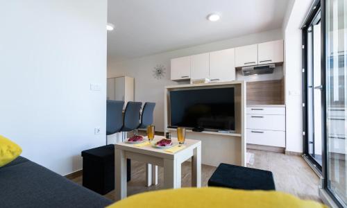 Η κουζίνα ή μικρή κουζίνα στο Apartmaji BANONIA