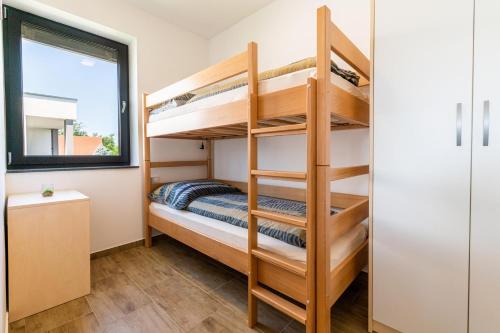 Ένα ή περισσότερα κρεβάτια σε δωμάτιο στο Apartmaji BANONIA