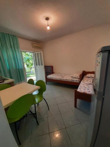 Llit o llits en una habitació de Hillside Apartments