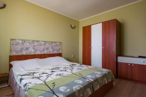 una camera con letto e armadio in legno di Vila Victor - Adults only a Techirghiol