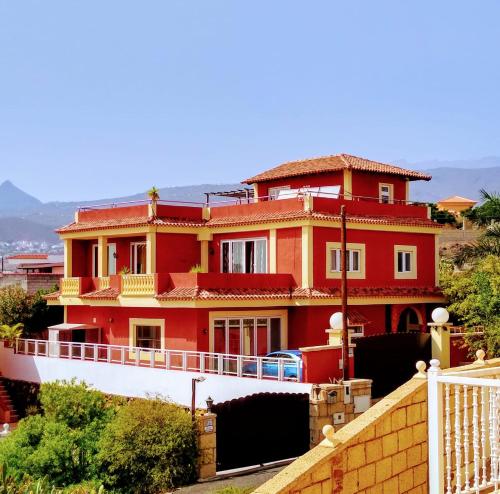 ein rotes Haus auf einem Hügel in der Unterkunft Casa Viera in Buzanada