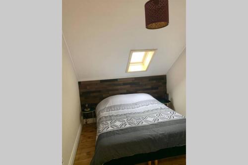 ein kleines Schlafzimmer mit einem Bett im Dachgeschoss in der Unterkunft Vichy Cocoon Appartements in Vichy