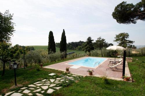 una imagen de una piscina en un jardín en Villa Farnetina, en Cortona