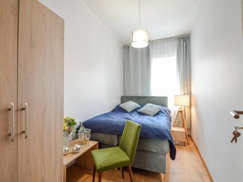 Schlafzimmer mit einem Bett, einem Schreibtisch und einem Stuhl in der Unterkunft Bosman Place Szczecin in Stettin