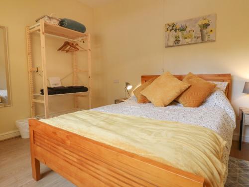 una camera da letto con un grande letto con cuscini sopra di Church View Cottage a Rugeley