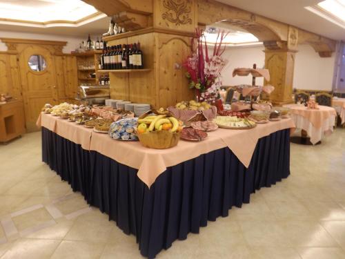 Una mesa con un montón de comida encima en Hotel St. Raphael, en Madonna di Campiglio