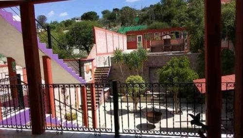 uma vista a partir de uma varanda de uma casa com uma escada em Hotel Mirador Real em Bernal