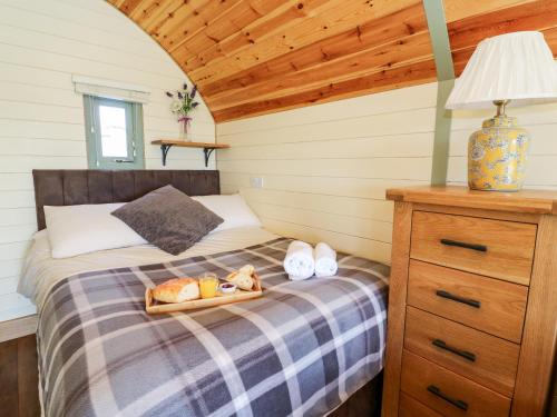 - une chambre avec un lit et un plateau de pain dans l'établissement Meadow View, à Saint Harmon