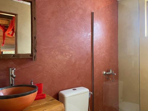 een badkamer met een wastafel en een toilet bij Coral in Punta Del Diablo