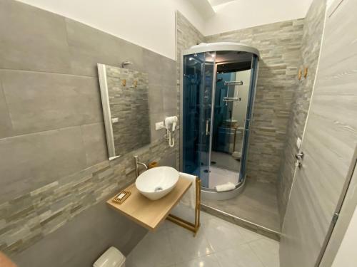 une salle de bain avec un lavabo et une douche dans l'établissement Villa Leucatia, à Sant’Agata Li Battiati 