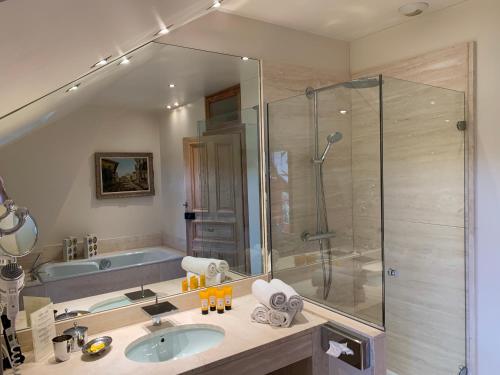 比亞里茨的住宿－博馬努瓦小型豪華精品酒店，带淋浴、盥洗盆和浴缸的浴室