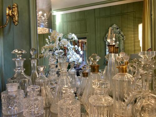 Une bande de vases en verre assis sur une table dans l'établissement Beaumanoir Small Luxury Boutique Hotel, à Biarritz