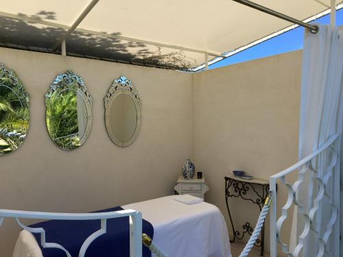 Un ou plusieurs lits dans un hébergement de l'établissement Beaumanoir Small Luxury Boutique Hotel