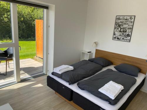 Tempat tidur dalam kamar di Aalborg Hotel Apartments