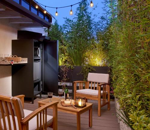 a patio with a table and chairs and a kitchen at H21 Hospedaje Boutique in Mexico City