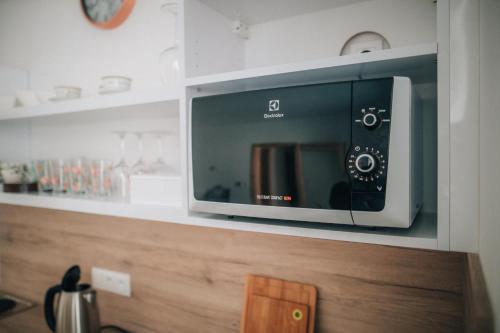 a microwave oven on a counter in a kitchen at Útulná garsonka v přírodě pro 2 osoby in Jihlava