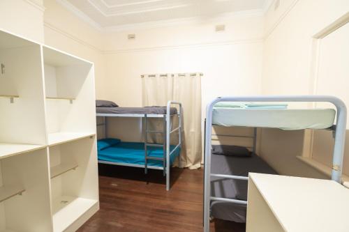 Двуетажно легло или двуетажни легла в стая в myOZexp Aberdeen Lodge