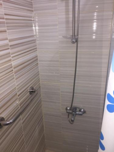 a shower in a bathroom with a shower at Al haramain Furnished Apartments in Amman