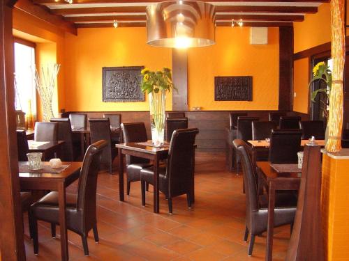 Hotel Brasserie Typisch في كيل: غرفة طعام مع طاولات وكراسي في مطعم