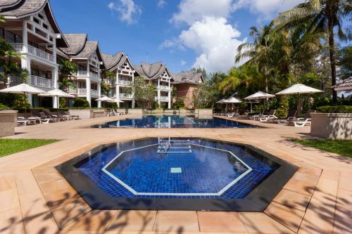 una imagen de una piscina en un complejo en Allamanda Laguna Phuket, en Bang Tao Beach
