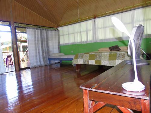 ドラケにあるBungalow with sea viewのベッドが2つとランプ付きのテーブルがある部屋