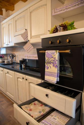 a kitchen with an oven with two open drawers at La Beppa - Casa Vacanza in Pontremoli