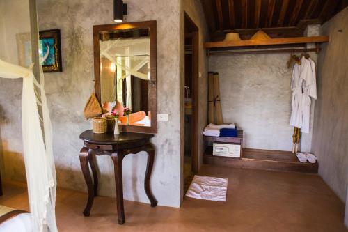 een kleedkamer met een tafel en een spiegel bij Sensi Paradise Beach Resort in Ko Tao