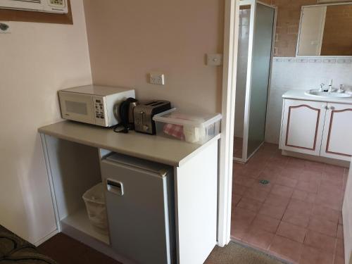Η κουζίνα ή μικρή κουζίνα στο Blayney Central Motel