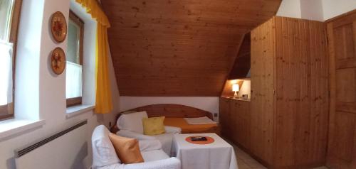 mały pokój z łóżkiem i stołem w obiekcie Foki Apartman w mieście Sopron