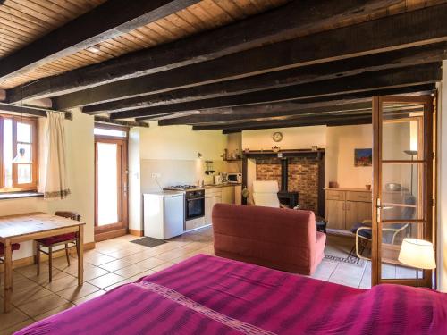 Savignac-LédrierにあるWelcoming cottage in Savignac L drier with gardenのリビングルーム(ベッド1台付)、キッチンが備わります。