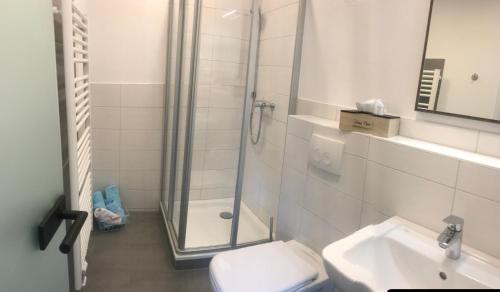 Kylpyhuone majoituspaikassa Hotel am Kunnerstein