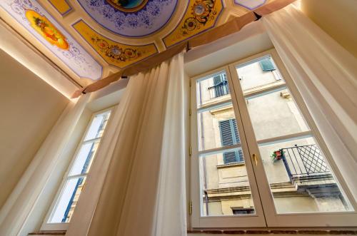 a room with a window and a ceiling at Il giardino di Pantaneto Residenza D'Epoca in Siena