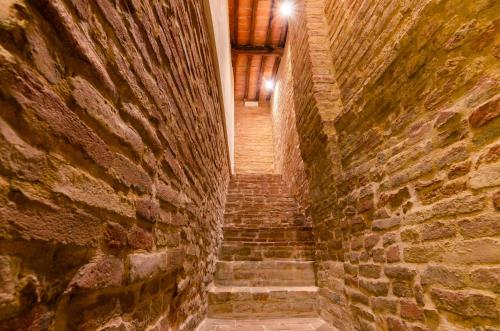 an alley with stairs in an old stone building at Il giardino di Pantaneto Residenza D'Epoca in Siena