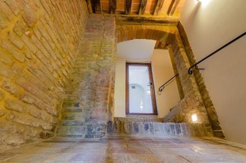 a staircase in an old building with a window at Il giardino di Pantaneto Residenza D'Epoca in Siena