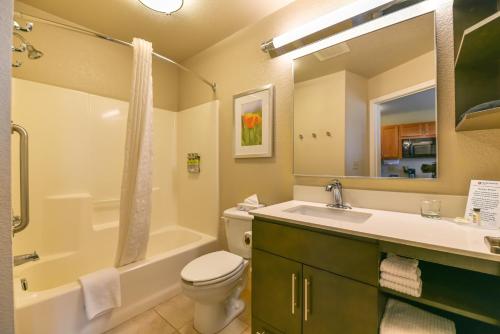 e bagno con lavandino, servizi igienici e vasca. di Candlewood Suites Medford, an IHG Hotel a Medford
