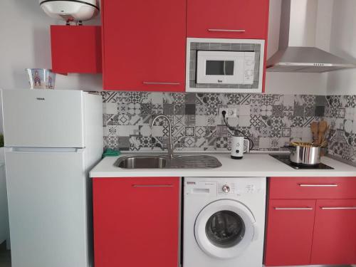 Dapur atau dapur kecil di Bnbook Medea Apartments