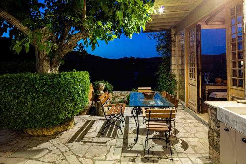 Patio nebo venkovní prostory v ubytování Villa Mantilari Wine Estate 7 Apartments 2 Private Pools 1 Heated Tennis Court Fitness Center