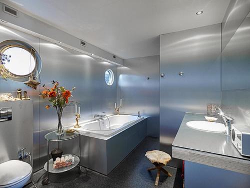 ein Badezimmer mit einer Badewanne und einem Waschbecken in der Unterkunft A304 Romantic SeaShip in top Center in Amsterdam