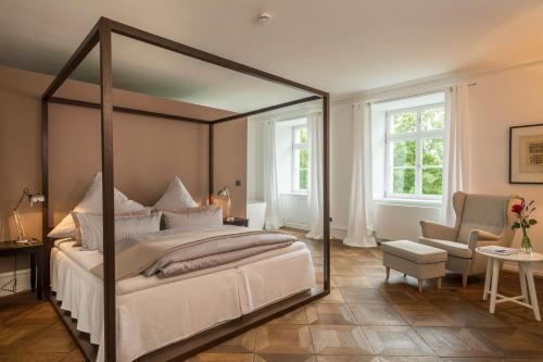 מיטה או מיטות בחדר ב-Schloss Kirchberg - am Park