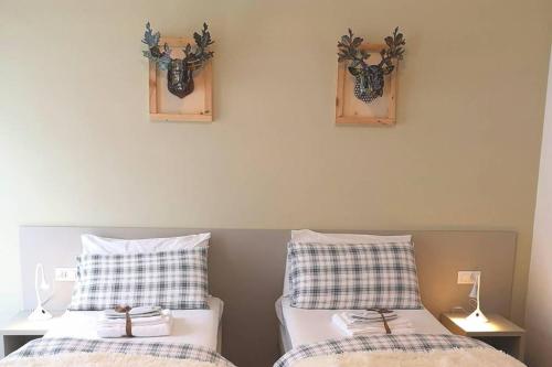 two beds sitting next to each other in a bedroom at Appartamento Angelo in Selva di Val Gardena