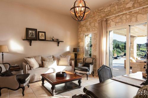 Posezení v ubytování Villa Mantilari Wine Estate 7 Apartments 2 Private Pools 1 Heated Tennis Court Fitness Center