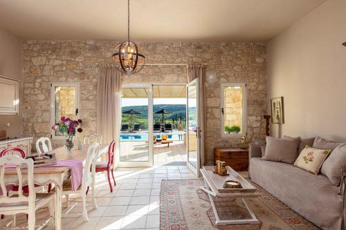 Posezení v ubytování Villa Mantilari Wine Estate 7 Apartments 2 Private Pools 1 Heated Tennis Court Fitness Center