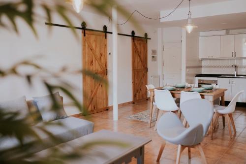 a kitchen and living room with a table and chairs at Portales de Pizarro in Béjar