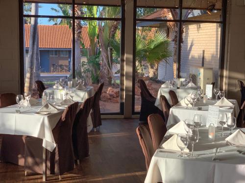 Reštaurácia alebo iné gastronomické zariadenie v ubytovaní Hospitality Port Hedland